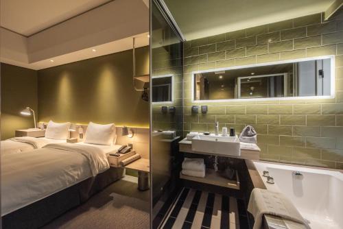 台中市城市漫游行旅的酒店客房配有一张床和浴缸。