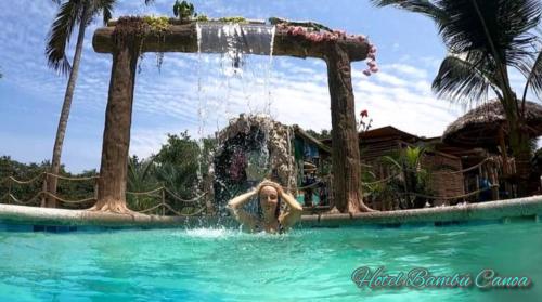 卡诺阿Hotel Bambú的游泳池里的女人