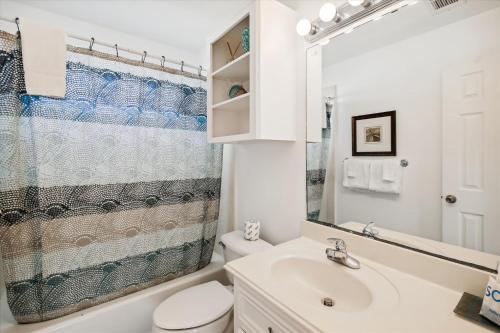 加尔维斯敦Sunshine Dreams的一间带水槽、卫生间和镜子的浴室