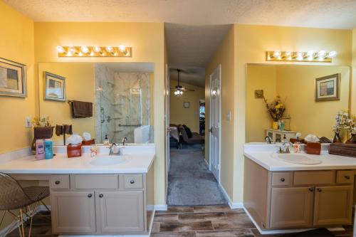 石头山Mountain View GetAway的一间带两个盥洗盆和大镜子的浴室