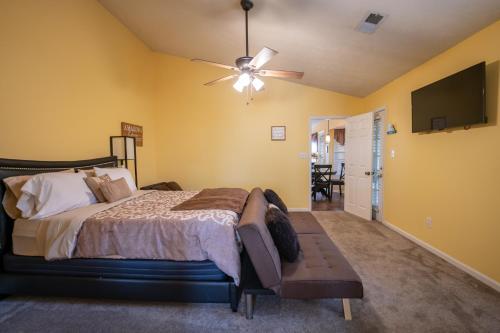 石头山Mountain View GetAway的一间卧室配有一张床和吊扇