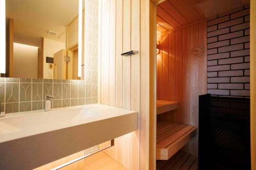 京都Gion Elite Terrace的一间带水槽和镜子的浴室