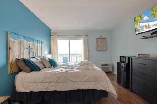 默特尔比奇Beautiful Blue Ocean Condo的一间卧室设有一张大床和大窗户