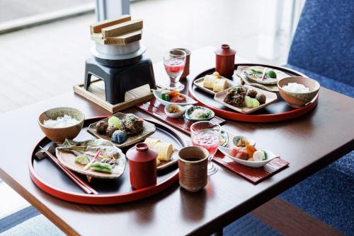 大津琵琶湖酒店的桌子上一张桌子,上面有三盘食物