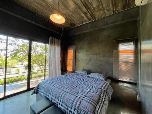 Pong Talong月亮村考艾度假屋 的一间卧室设有一张床和一个大窗户