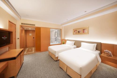成都成都新东方千禧大酒店的酒店客房设有两张床和一台平面电视。