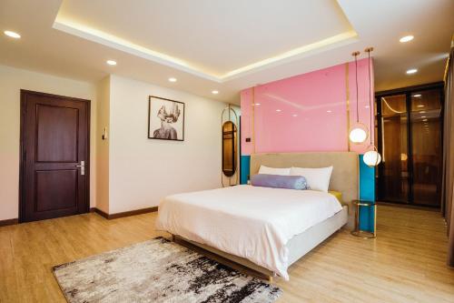 Ấp Yên ThượngHotel 365Luxhomeriverside Can Tho的卧室配有一张白色大床