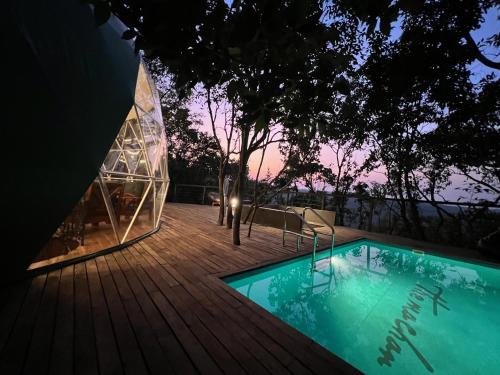 罗纳瓦拉马辰度假酒店的木甲板上设有游泳池的房子