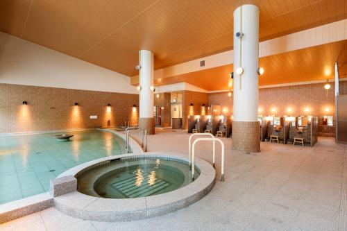 京都ManyonoyuHotelKyotoEminence的酒店大堂的游泳池,设有热水浴池