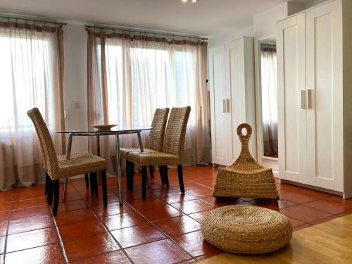 维多利亚-加斯特伊兹Apartamentos Ondoloin的一间带桌椅和窗户的用餐室