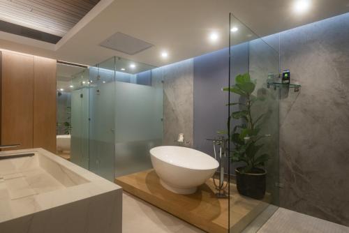 巴利托Ballito Sands Penthouses的一间带水槽和玻璃淋浴的浴室