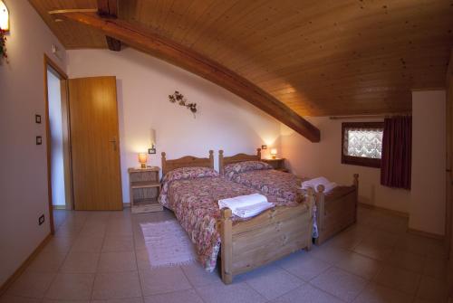 费耶多B&B Casa Zeni的一间卧室设有一张大床和木制天花板