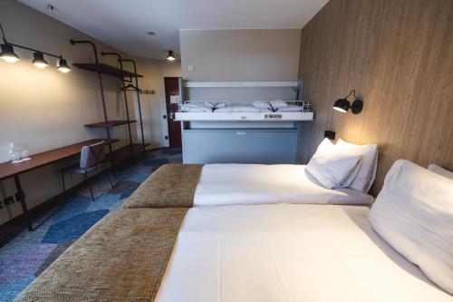 韦克舍皇家之角品质酒店的酒店客房配有两张床和一张书桌