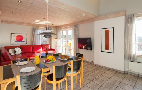 格里姆斯塔Topcamp Bie - Grimstad的客厅配有红色的沙发、桌子和椅子