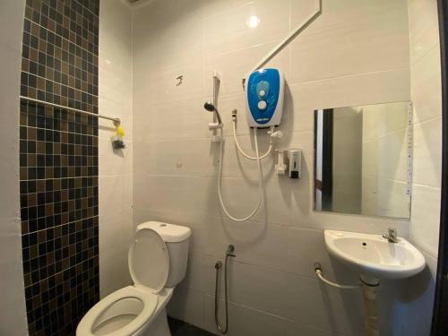 关丹TGL Aparthotel Tanjung Lumpur的带淋浴、卫生间和盥洗盆的浴室