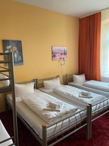 柏林柏林斯特里霍夫膳食公寓酒店的带窗户的客房内设有两张单人床。