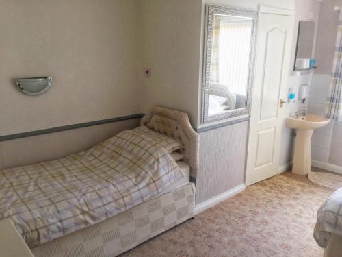 科尔斯希尔Blythewood Guest House的一间卧室设有床、窗户和水槽