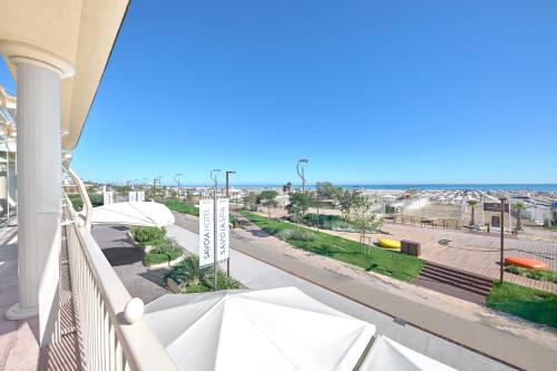 里米尼里米尼撒沃伊亚酒店的阳台享有街道和大海的景致。