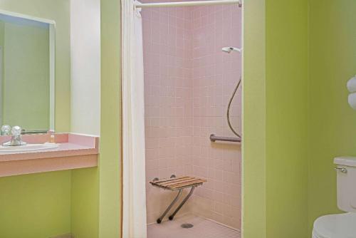 欧克莱尔欧克莱尔西戴斯酒店 的浴室设有粉红色瓷砖和淋浴。