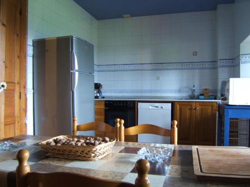 TorínFinca el Palacio的厨房配有一张桌子和一篮蘑菇