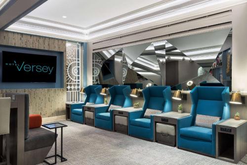 芝加哥维尔西酒店的一间设有蓝色椅子和电视的等候室