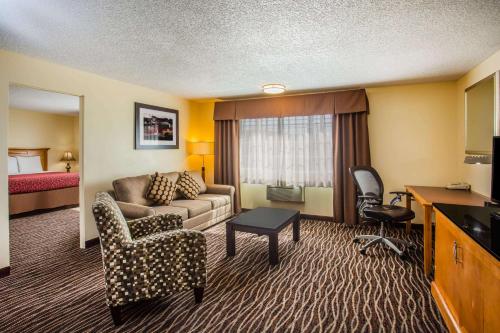 亚基马亚基马戴斯酒店的酒店客房设有一张沙发和一张床