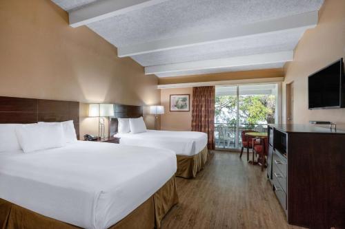 莱克兰莱克兰温德姆旅程住宿酒店的酒店客房设有两张床和电视。