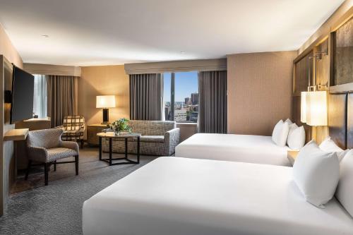 波士顿波士顿凯悦酒店的酒店客房带两张床和一个客厅