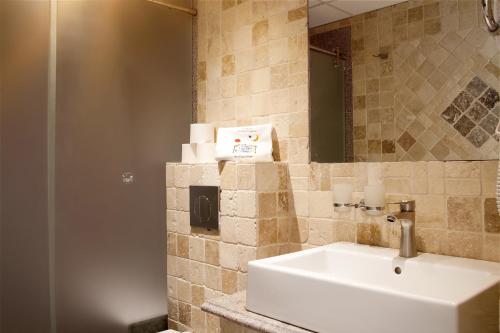 波多黎各麦格纳别墅酒店的一间带水槽和镜子的浴室
