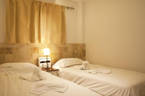 波多黎各麦格纳别墅酒店的两张睡床彼此相邻,位于一个房间里