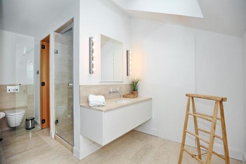 海利根达姆Villa Greif Wohnung 05的白色的浴室设有水槽和淋浴。