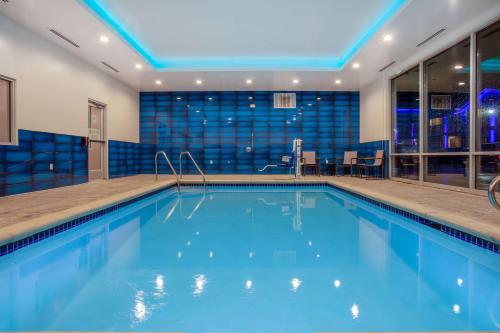 GaltLa Quinta Inn & Suites by Wyndham Galt Lodi North的在酒店房间的一个大型游泳池