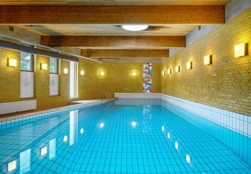 门斯楚普斯楚普库洛酒店的大房间的一个大型游泳池