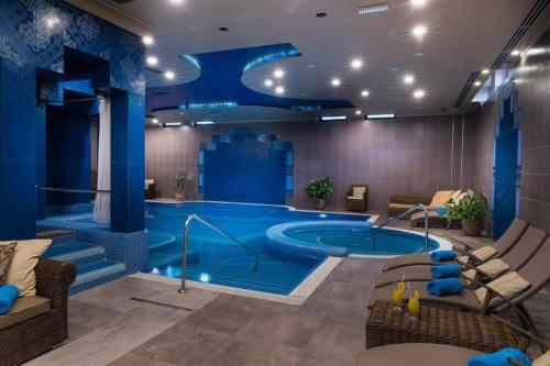 杰尔Golden Ball Club的蓝色房间中的一个大型游泳池