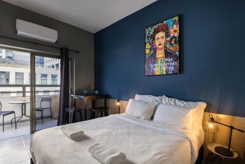 特拉维夫Liber Tel Aviv Sea Shore Suites BY RAPHAEL HOTELS的一间卧室配有一张壁画床