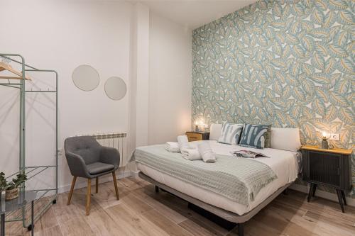 马德里BNBHolder Ponzano & Chamberi III的一间卧室配有一张床和一把椅子