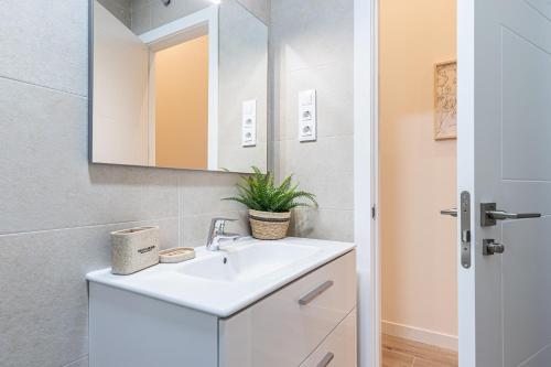 马德里BNBHolder Ponzano & Chamberi I的浴室设有白色水槽和镜子