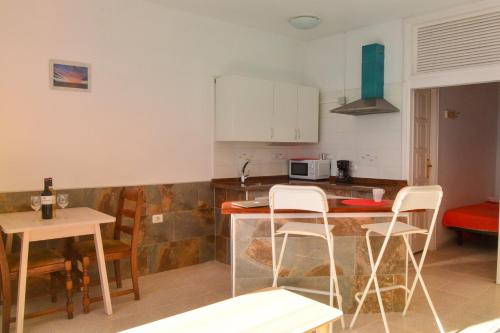 巴列埃尔莫索Apartamentos Playa Azul的厨房配有桌椅和台面