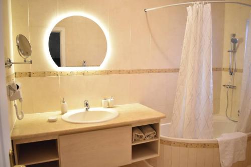 亚喀巴Aqaba Escape 1的浴室配有盥洗盆和带镜子的淋浴