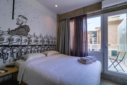 雅典athensdot的卧室配有一张壁画床