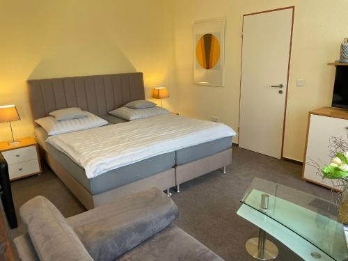 巴特塞森多夫Ferienwohnung Brunnenhaus的一间卧室设有一张床和一间客厅。