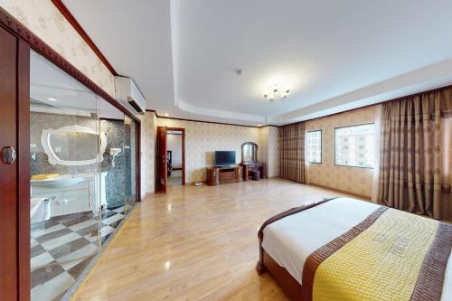 清化Sao Mai Hotel的一间带床和浴室的大卧室