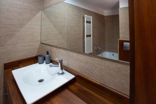 里波尔L'Adó的一间带水槽和镜子的浴室