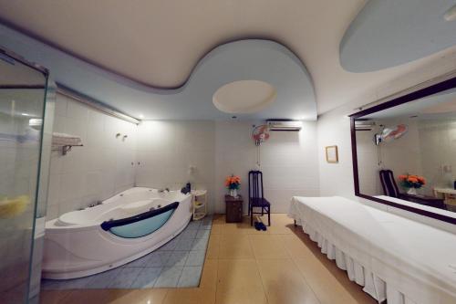清化Sao Mai Hotel的带浴缸和大床的大浴室