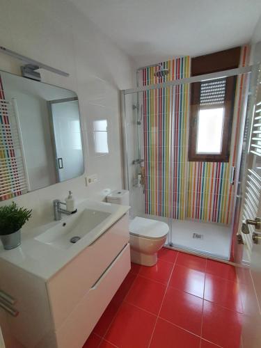 萨拉曼卡Casa albalunasss的浴室配有白色水槽和卫生间。
