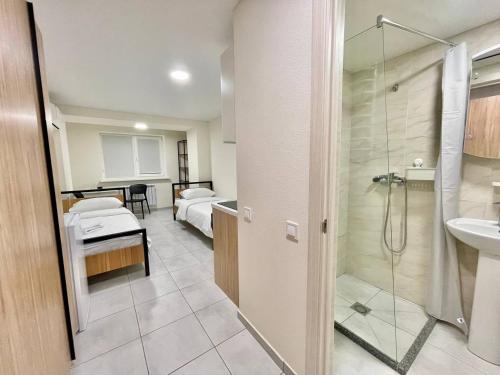 基辅GD Apartment osokorky的带淋浴、床和盥洗盆的浴室