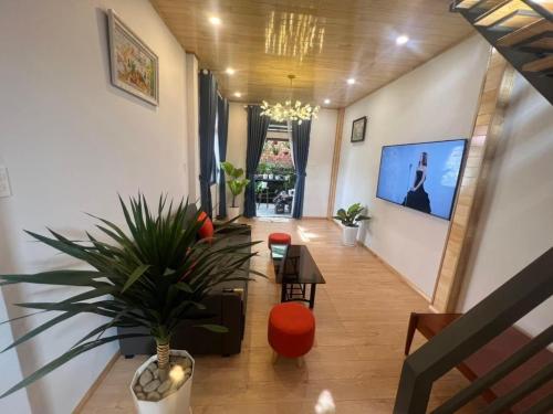 阿普春安Cô Liên Gia Trang的走廊上设有种植了盆栽植物的客厅