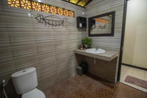 佩母德兰巴厘佩母得兰吉里萨里旅馆的一间带卫生间和水槽的浴室