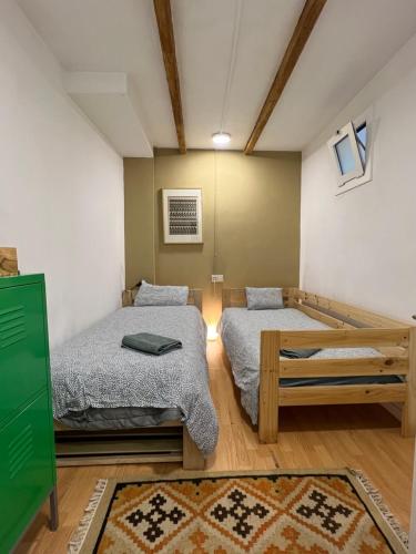 EsparragueraPrecioso apartamento en el centro de Esparreguera的一间设有两张床和一张桌子的房间