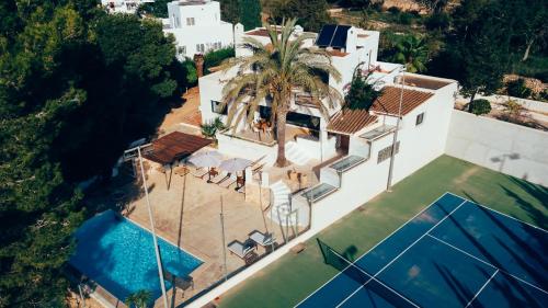 Sant RafaelVilla Romero Renovated的享有带游泳池的房屋的空中景致